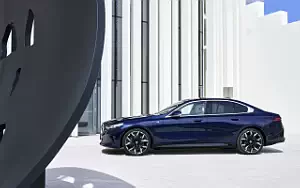 Cars wallpapers BMW i5 eDrive40 M Sport (Tanzanite Blue Metallic) - 2023