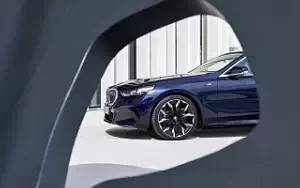 Cars wallpapers BMW i5 eDrive40 M Sport (Tanzanite Blue Metallic) - 2023