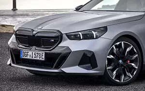 Cars wallpapers BMW i5 M60 xDrive (Frozen Pure Grey) - 2023