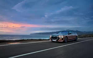 Cars wallpapers BMW i7 M70 xDrive (Two Tone Liquid Copper Sapphire Black) - 2023