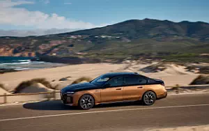 Cars wallpapers BMW i7 M70 xDrive (Two Tone Liquid Copper Sapphire Black) - 2023