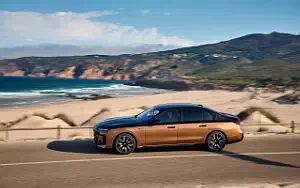 Cars wallpapers BMW i7 M70 xDrive (Two Tone Liquid Copper Sapphire Black) - 2023