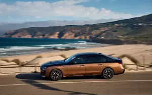 Cars wallpapers BMW i7 M70 xDrive (Two Tone Liquid Copper Sapphire Black) - 2023