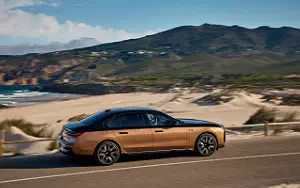 Cars wallpapers BMW i7 M70 xDrive (Two Tone Liquid Copper Sapphire Black) - 2023