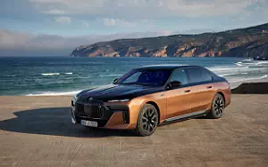 Cars wallpapers BMW i7 M70 xDrive (Two Tone Liquid Copper Sapphire Black) - 2023