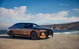 Cars wallpapers BMW i7 M70 xDrive (Two Tone Liquid Copper Sapphire Black) - 2023