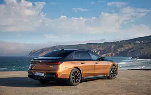 Cars wallpapers BMW i7 M70 xDrive (Two Tone Liquid Copper Sapphire Black) - 2023