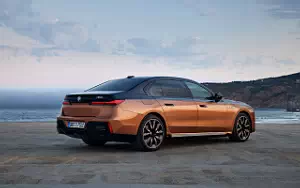 Cars wallpapers BMW i7 M70 xDrive (Two Tone Liquid Copper Sapphire Black) - 2023