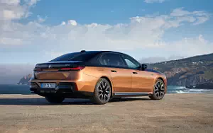 Cars wallpapers BMW i7 M70 xDrive (Two Tone Liquid Copper Sapphire Black) - 2023