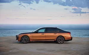 Cars wallpapers BMW i7 M70 xDrive (Two Tone Liquid Copper Sapphire Black) - 2023