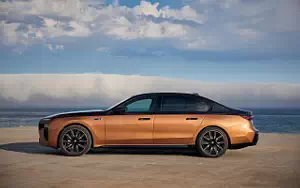 Cars wallpapers BMW i7 M70 xDrive (Two Tone Liquid Copper Sapphire Black) - 2023