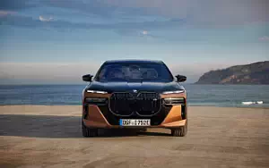 Cars wallpapers BMW i7 M70 xDrive (Two Tone Liquid Copper Sapphire Black) - 2023