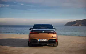 Cars wallpapers BMW i7 M70 xDrive (Two Tone Liquid Copper Sapphire Black) - 2023