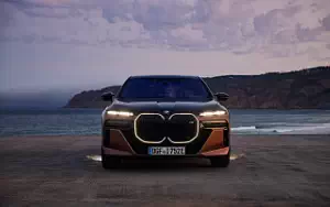 Cars wallpapers BMW i7 M70 xDrive (Two Tone Liquid Copper Sapphire Black) - 2023