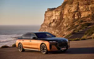 Cars wallpapers BMW i7 M70 xDrive (Two Tone Liquid Copper Sapphire Black) - 2023