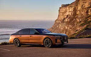 Cars wallpapers BMW i7 M70 xDrive (Two Tone Liquid Copper Sapphire Black) - 2023