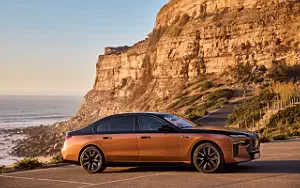 Cars wallpapers BMW i7 M70 xDrive (Two Tone Liquid Copper Sapphire Black) - 2023