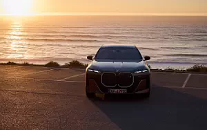 Cars wallpapers BMW i7 M70 xDrive (Two Tone Liquid Copper Sapphire Black) - 2023