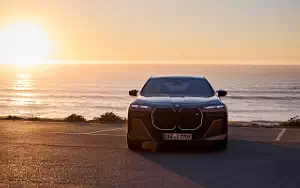 Cars wallpapers BMW i7 M70 xDrive (Two Tone Liquid Copper Sapphire Black) - 2023