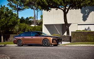 Cars wallpapers BMW i7 M70 xDrive (Two Tone Liquid Copper Sapphire Black) - 2023