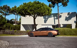 Cars wallpapers BMW i7 M70 xDrive (Two Tone Liquid Copper Sapphire Black) - 2023