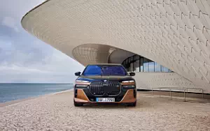 Cars wallpapers BMW i7 M70 xDrive (Two Tone Liquid Copper Sapphire Black) - 2023