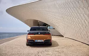 Cars wallpapers BMW i7 M70 xDrive (Two Tone Liquid Copper Sapphire Black) - 2023