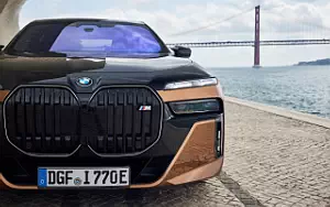 Cars wallpapers BMW i7 M70 xDrive (Two Tone Liquid Copper Sapphire Black) - 2023