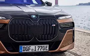 Cars wallpapers BMW i7 M70 xDrive (Two Tone Liquid Copper Sapphire Black) - 2023