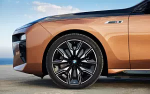 Cars wallpapers BMW i7 M70 xDrive (Two Tone Liquid Copper Sapphire Black) - 2023