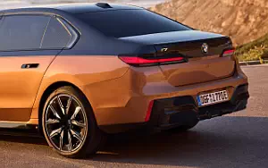 Cars wallpapers BMW i7 M70 xDrive (Two Tone Liquid Copper Sapphire Black) - 2023