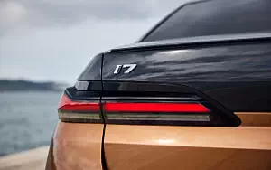 Cars wallpapers BMW i7 M70 xDrive (Two Tone Liquid Copper Sapphire Black) - 2023