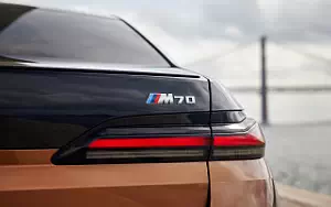 Cars wallpapers BMW i7 M70 xDrive (Two Tone Liquid Copper Sapphire Black) - 2023