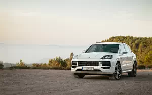 Cars wallpapers Porsche Cayenne Turbo E-Hybrid (Carrara White Metallic) - 2023