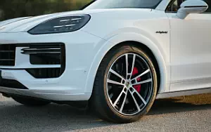 Cars wallpapers Porsche Cayenne Turbo E-Hybrid (Carrara White Metallic) - 2023