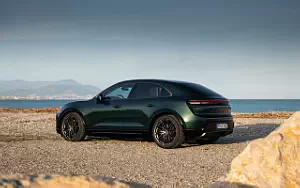 Cars wallpapers Porsche Macan Turbo (Porsche Racing Green Metallic) - 2024