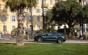 Cars wallpapers Porsche Macan Turbo (Porsche Racing Green Metallic) - 2024