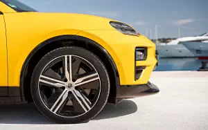 Cars wallpapers Porsche Macan Turbo (Speed Yellow) - 2024