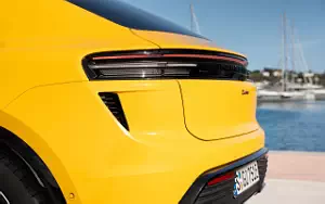 Cars wallpapers Porsche Macan Turbo (Speed Yellow) - 2024