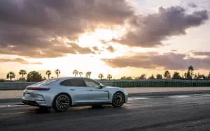 Cars wallpapers Porsche Panamera Turbo E-Hybrid (Dolomite Silver Metallic) - 2024