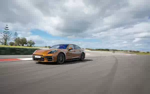 Cars wallpapers Porsche Panamera Turbo E-Hybrid (Madeira Gold Metallic) - 2024