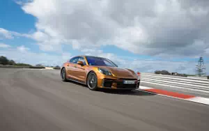 Cars wallpapers Porsche Panamera Turbo E-Hybrid (Madeira Gold Metallic) - 2024